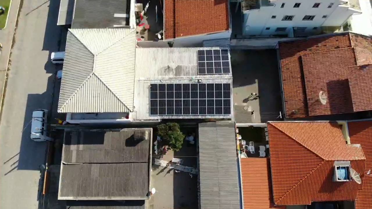 Vista aérea da instalação fotovoltaica comercial